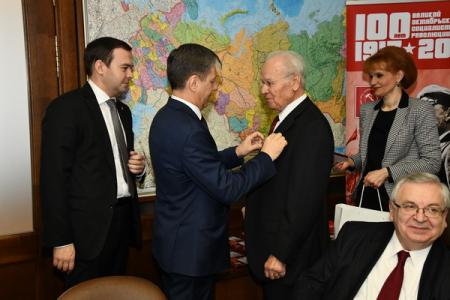 КПРФ наградила памятными медалями группу ветеранов МИДа