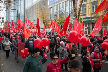 В Краснодаре прошла красная демонстрация в честь столетия Великого Октября