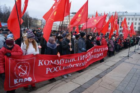 В Кирове прошли демонстрация и митинг в честь векового юбилея Великого Октября
