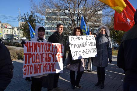 Астраханские коммунисты высказались за сохранение троллейбусов