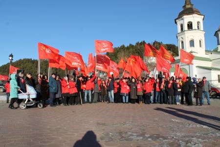 Ханты- Мансийск. 7 ноября автопробег коммунистов завершился митингом
