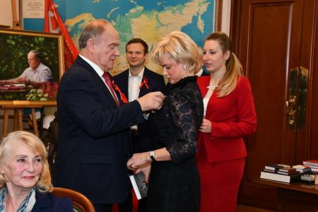 В День Великой Октябрьской социалистической революции Г.А. Зюганов наградил известных спортсменов