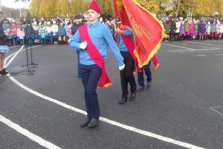 В Борисовском районе Белгородской области комсомольцы вскрыли капсулу времени к 100 летию Великого Октября