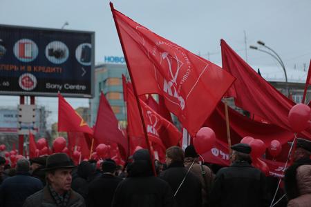 Новосибирские коммунисты провели праздничное шествие и митинг
