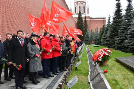 Красные знамена с траурными лентами