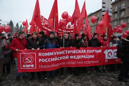 Новосибирские коммунисты провели праздничное шествие и митинг