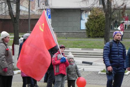 Белгородские комсомольцы отметили юбилей Великого Октября революционным маршем