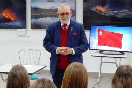 Дети – наше будущее. Первый секретарь Курганского обкома КПРФ В.А.Кислицын встретился со школьниками