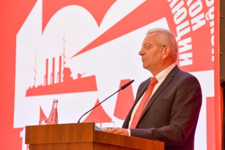 В Москве открылся международный форум левых сил «Октябрь 1917-го - прорыв к социализму!»