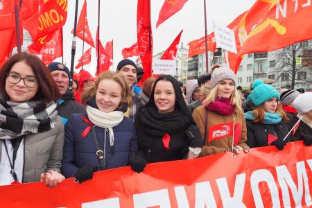 Свердловские коммунисты отметили 100-летие Октября многотысячным шествием и мощным концертом