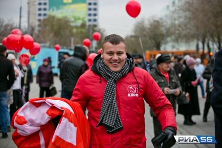 Оренбургские коммунисты изготовили броневик и проехали на нем по улицам областного центра