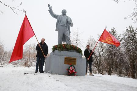 Депутат Госдумы Александр Кравец открыл реконструированный памятник В.И. Ленину в поселке Чернолучье Омского района