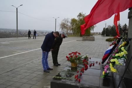 Волгоградская область. В день 75-й годовщины начала контрнаступления советских войск под Сталинградом коммунисты возложили цветы к монументу Славы в городе Волжском