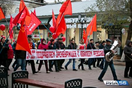 Оренбургские коммунисты изготовили броневик и проехали на нем по улицам областного центра
