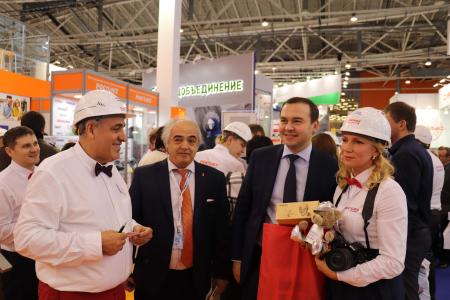 Юрий Афонин посетил экспозицию Суксунского оптико-механического завода на выставке в Москве