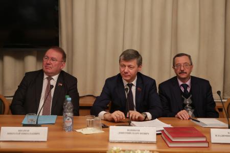 В Госдуме прошел круглый стол на тему: "От Октябрьской революции к Гражданской войне: причины, тенденции, результаты"