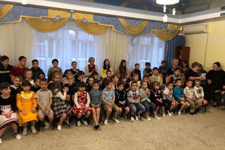 Новогодние подарки детям Новороссии от коммунистов Дона и Якутии