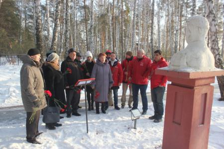 Тюменские коммунисты возложили красные гвоздики к памятнику И.В. Сталину