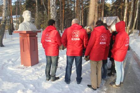 Тюменские коммунисты возложили красные гвоздики к памятнику И.В. Сталину