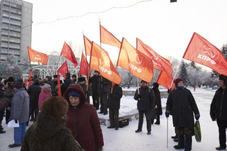 Пикет КПРФ против повышения цен на бензин прошел в Новосибирске