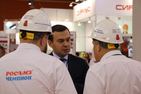 Юрий Афонин посетил экспозицию Суксунского оптико-механического завода на выставке в Москве