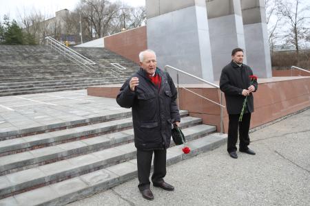 Калмыкия. В День неизвестного солдата коммунисты приняли участие в городском митинге в Элисте 