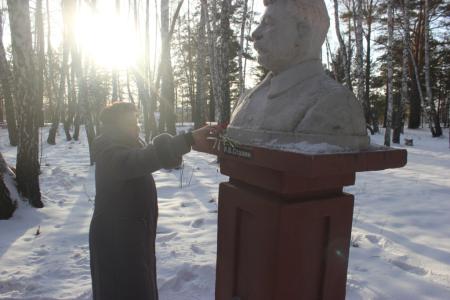 Тюменские коммунисты возложили красные гвоздики к памятнику И.В. Сталину