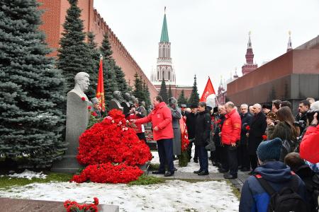 Коммунисты возложили цветы к могилам И.В. Сталина и Ф.Э. Дзержинского