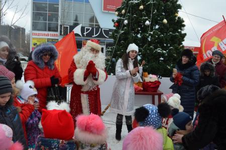 Волгоградская область. В Волжском состоялась акция «Советский, Красный Дед Мороз»