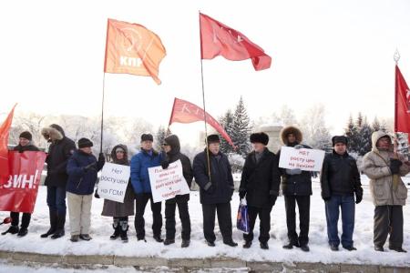 Пикет КПРФ против повышения цен на бензин прошел в Новосибирске