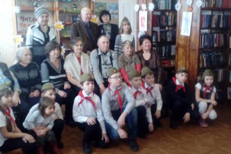 Пионеры Хакасии помогли Деду Морозу одолеть Шапокляк