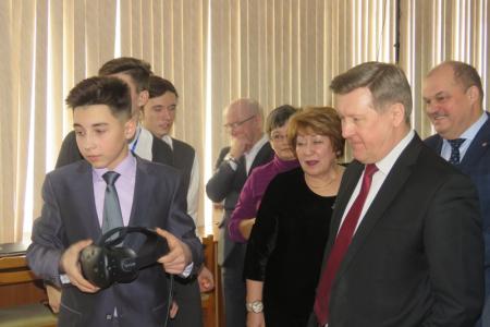 В Новосибирске мэр-коммунист Анатолий Локоть открыл образовательный полигон «ИнженериУм»