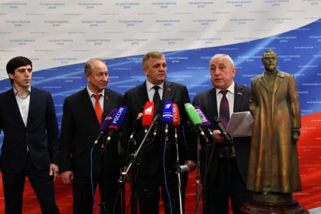 «День чекиста, памятник Дзержинскому, рост протестной волны, власть закручивает гайки». Н.В. Коломейцев, Н.М. Харитонов и В.Ф. Рашкин выступили перед журналистами в Госдуме