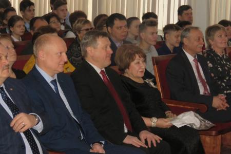 В Новосибирске мэр-коммунист Анатолий Локоть открыл образовательный полигон «ИнженериУм»