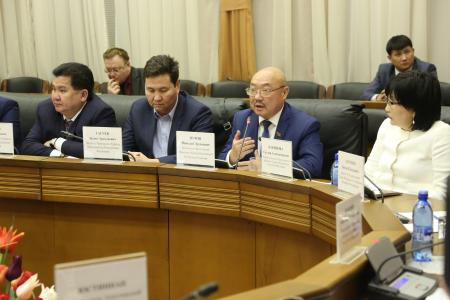 Глава калмыцких коммунистов Николай Нуров принял участие в парламентской встрече с духовенством