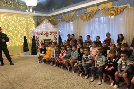 Новогодние подарки детям Новороссии от коммунистов Дона и Якутии
