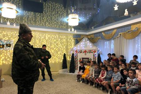 Новогодние подарки детям Новороссии от коммунистов Дона и Якутии