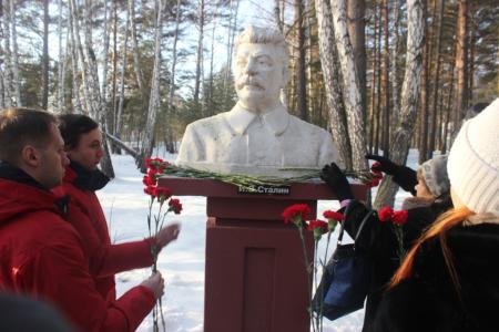 Тюменские коммунисты возложили красные гвоздики к памятнику И.В. Сталину