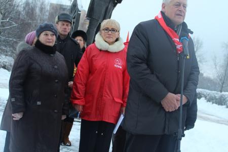 Новгородские коммунисты провели митинг против роста тарифов на ЖКХ