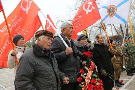 Калмыкия. В День неизвестного солдата коммунисты приняли участие в городском митинге в Элисте 