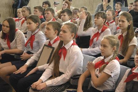 Дискуссия мэра-коммуниста с пионерами прошла в Новосибирске
