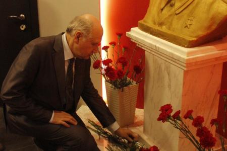 Сталин вечно будет в наших сердцах. Ярославцы возложили цветы к бюсту вождя советского народа
