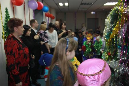 В Тюменском обкоме состоялось новогоднее представление для детей