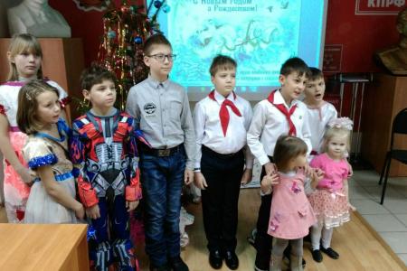 Пионеры Хакасии помогли Деду Морозу одолеть Шапокляк