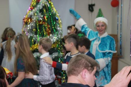 В Тюменском обкоме состоялось новогоднее представление для детей