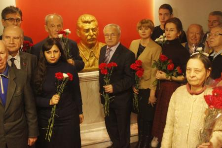 Сталин вечно будет в наших сердцах. Ярославцы возложили цветы к бюсту вождя советского народа