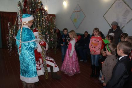 Депутат-коммунист Т.Н. Казанцева организовала новогоднее представление в Абатском районе - самом отдаленном районе Тюменской области