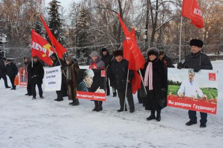 Тюменские коммунисты провели пикет в поддержку кандидата в Президенты РФ Павла Грудинина в рамках всероссийской акции КПРФ «За честные выборы»