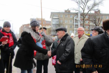 В Калуге прошел торжественный митинг с возложением цветов к Вечному Огню и памятнику Г.К. Жукову