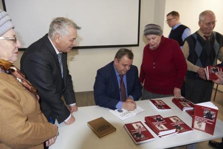 Секретарь Новосибирского обкома КПРФ Ренат Сулейманов презентовал свою книгу «Органы политического сыска в России: от Петра I до Сталина»